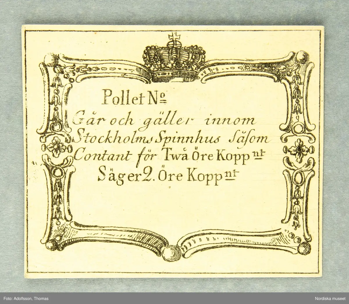 Huvudliggaren:
"Polletter. 'Går och gäller innom Stockholms Spinnhus, såsom Contant.'
a. för Halft Öre Kopp/nt.
b. för Ett Öre Kopp/nt.
c. för Två Öre Kopp/nt.
d. för Fem Öre Kopp/nt.
e. för Sex Öre Kopp/nt.
f. för Sexton Öre Kopp/nt.
g. för Tjugufyra Öre Kopp/nt.
h. för En Daler Kopp/nt.
Gm byte med ingeniör John Linder 16/12 1895."