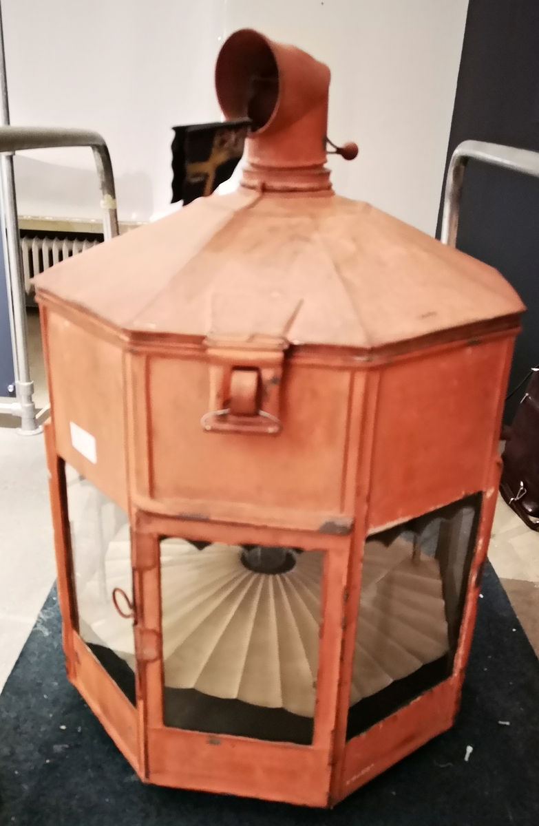 Fyrlykta med räfflat sideralsken 1-vekig rovoljelampa med föränderlig oljeyta. 8-kantig lykta med vitt glas på alla sidor. Avlyftbart lykttak med gångjärn. Lufthuv svängbar med flöjel. Originallampan kompletterad 1961 med rakt vitt lampglas.