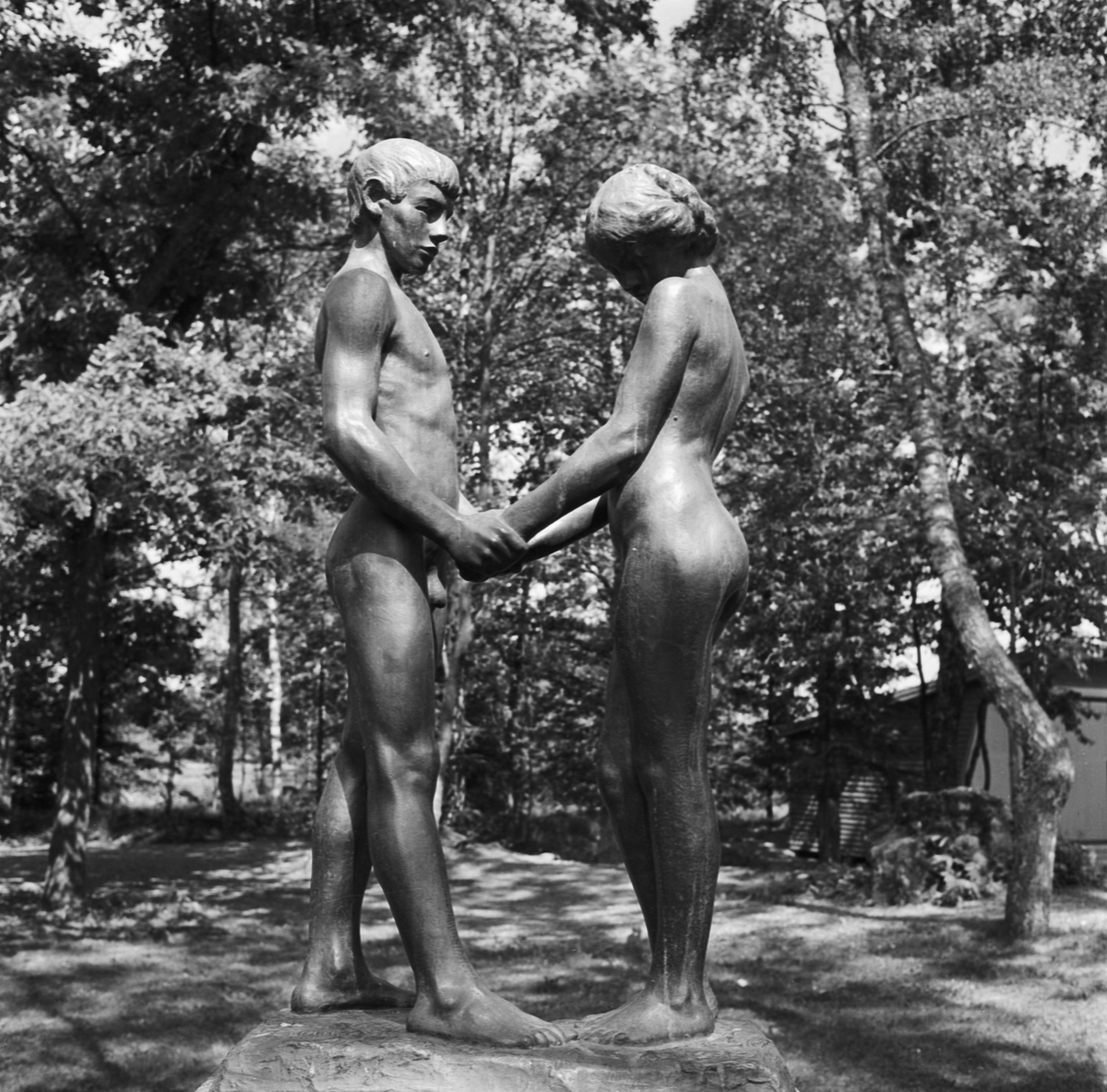 Skulpturen "Ungdom" av Carl Eldh, parken i Österby, Uppland 1969