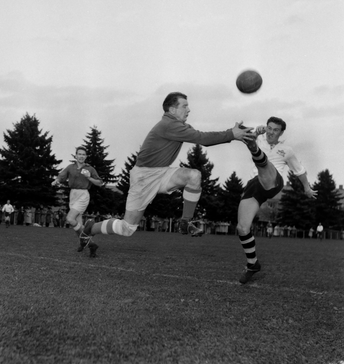 Fotboll Kenty-Kalmia , Folkungavallen  BK Kentys Arne ”Lillen”Pettersson (vit tröja ) i anfall. 1953.