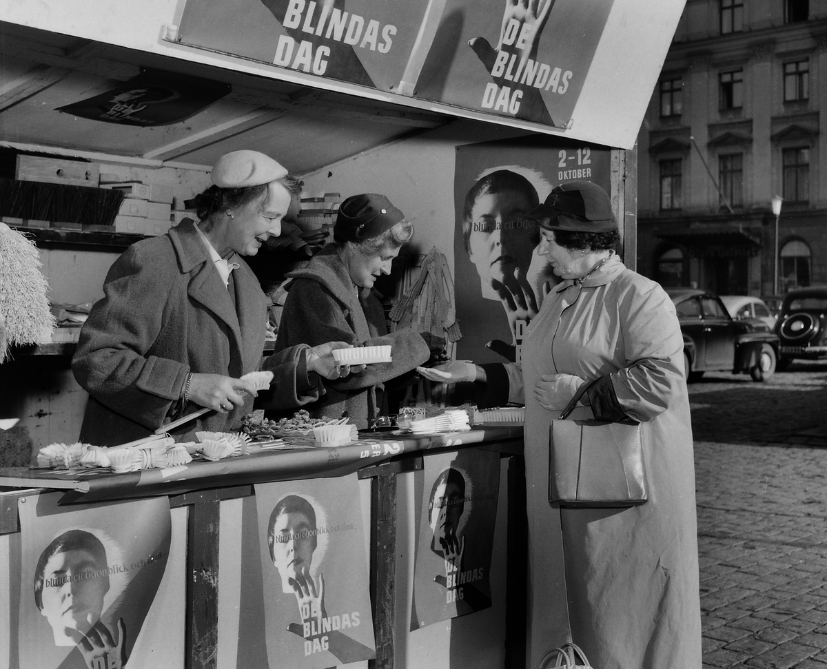 De blindas förenings försäljning på Stora torget, 1955.