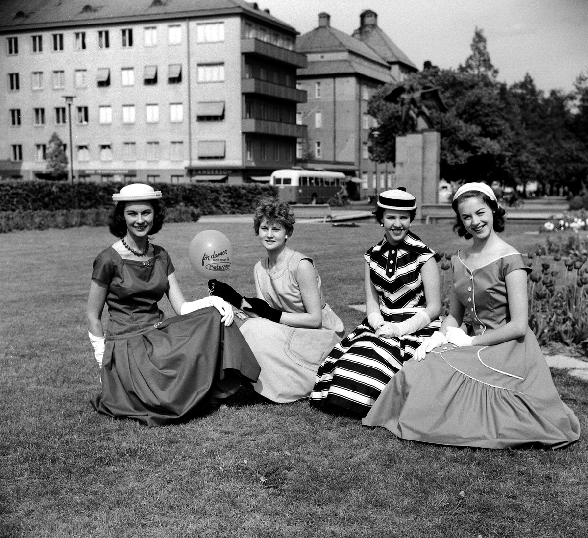 Modebild för klädaffären Peterzéns, 1956.