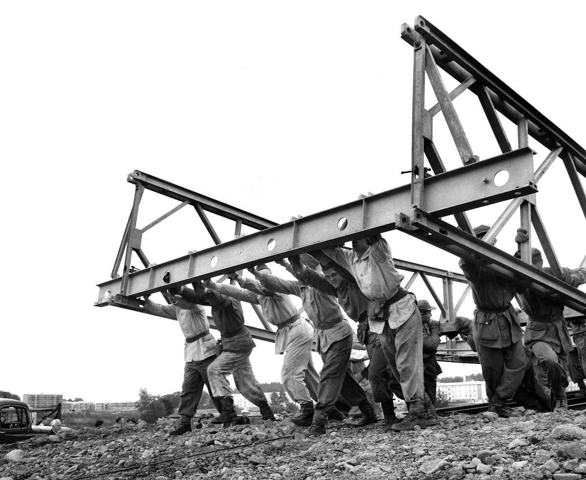 Militären bygger bro över Stångån i höjd med ASJ, 1959.