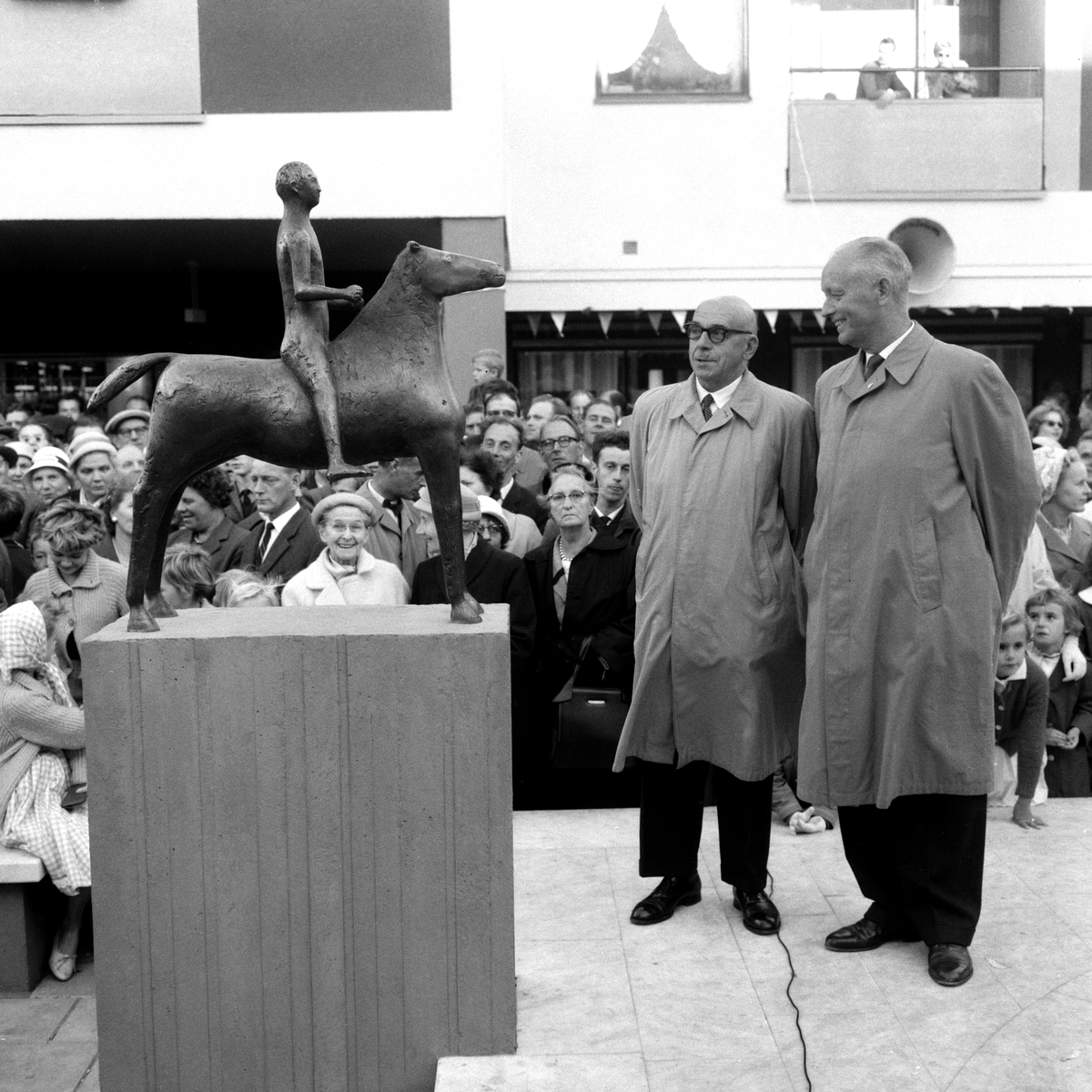 Bildsvit från invigning av Johannelunds centrum den 17 september 1960.