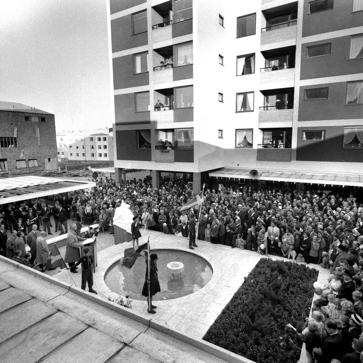 Bildsvit från invigning av Johannelunds centrum den 17 september 1960.