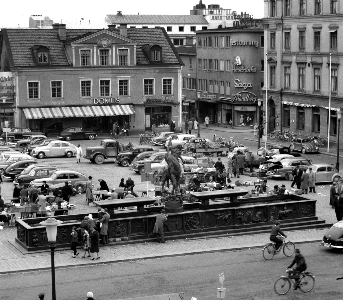 Stora torget i Linköping 1960. Ännu en tid skulle torghandlarna se sin handelsyta inskränkt av bilar. I övrigt känns miljön igen för dagens Linköpingsbor.