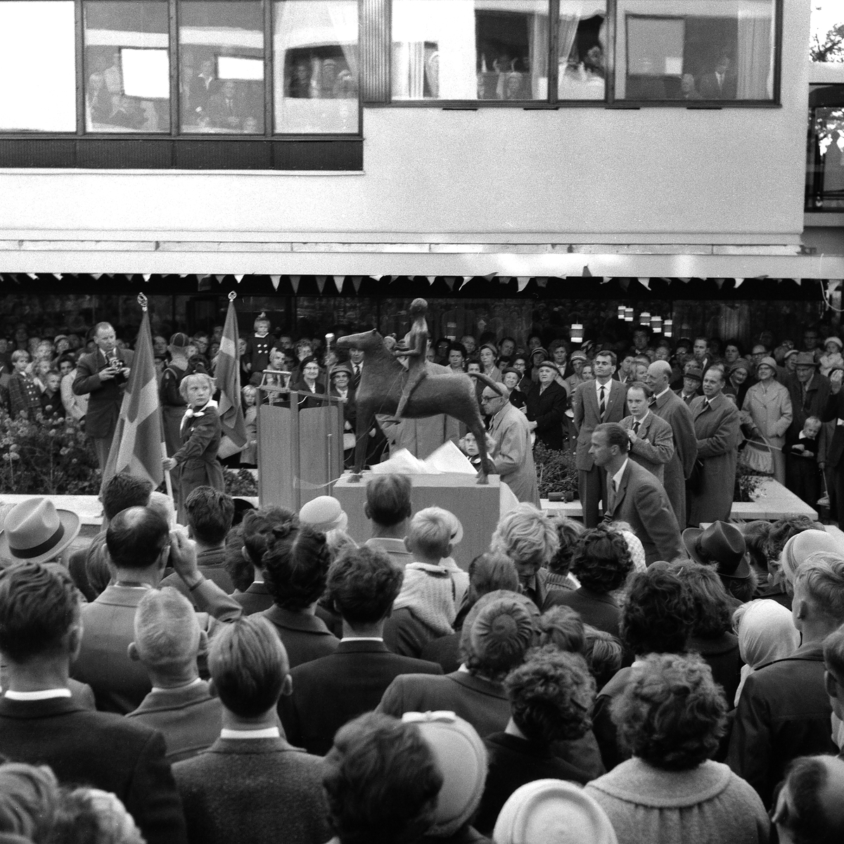 Bildsvit från invigning av Johannelunds centrum den 17 september 1960.