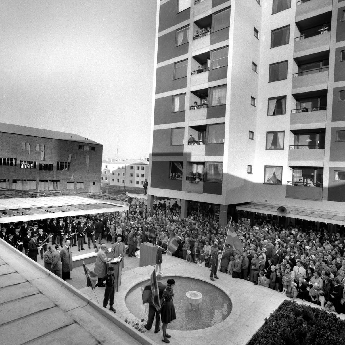 Bildsvit från invigning av Johannelunds centrum den 17 september 1960.