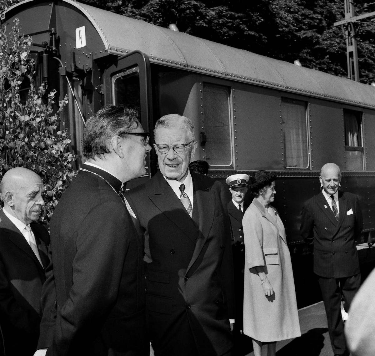 Kung Gustaf VI Adolf besöker Linköping och möts vid Centralstationen av biskop Ragnar Askmark.