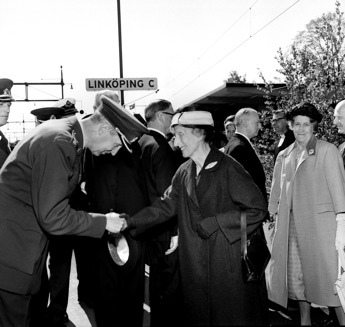 Kung Gustaf VI Adolf besöker Linköping och möts vid Centralstationen av biskop Ragnar Askmark.