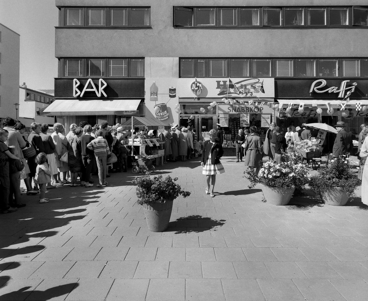 Festlig invigning av snabbköpet Hans Livs vid Djurgårdsgatan i Linköping. Året var 1962.