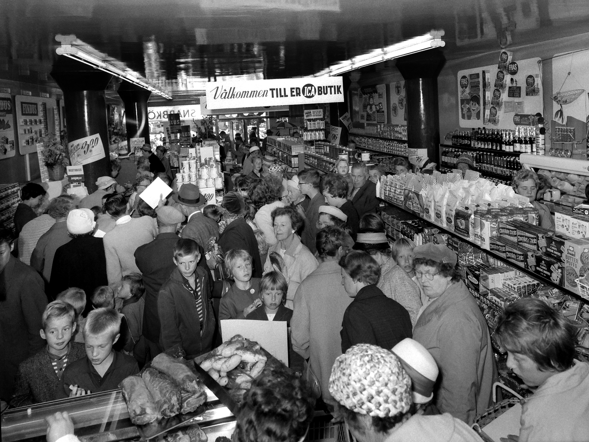 Festlig invigning av snabbköpet Hans Livs vid Djurgårdsgatan i Linköping. Året var 1962.