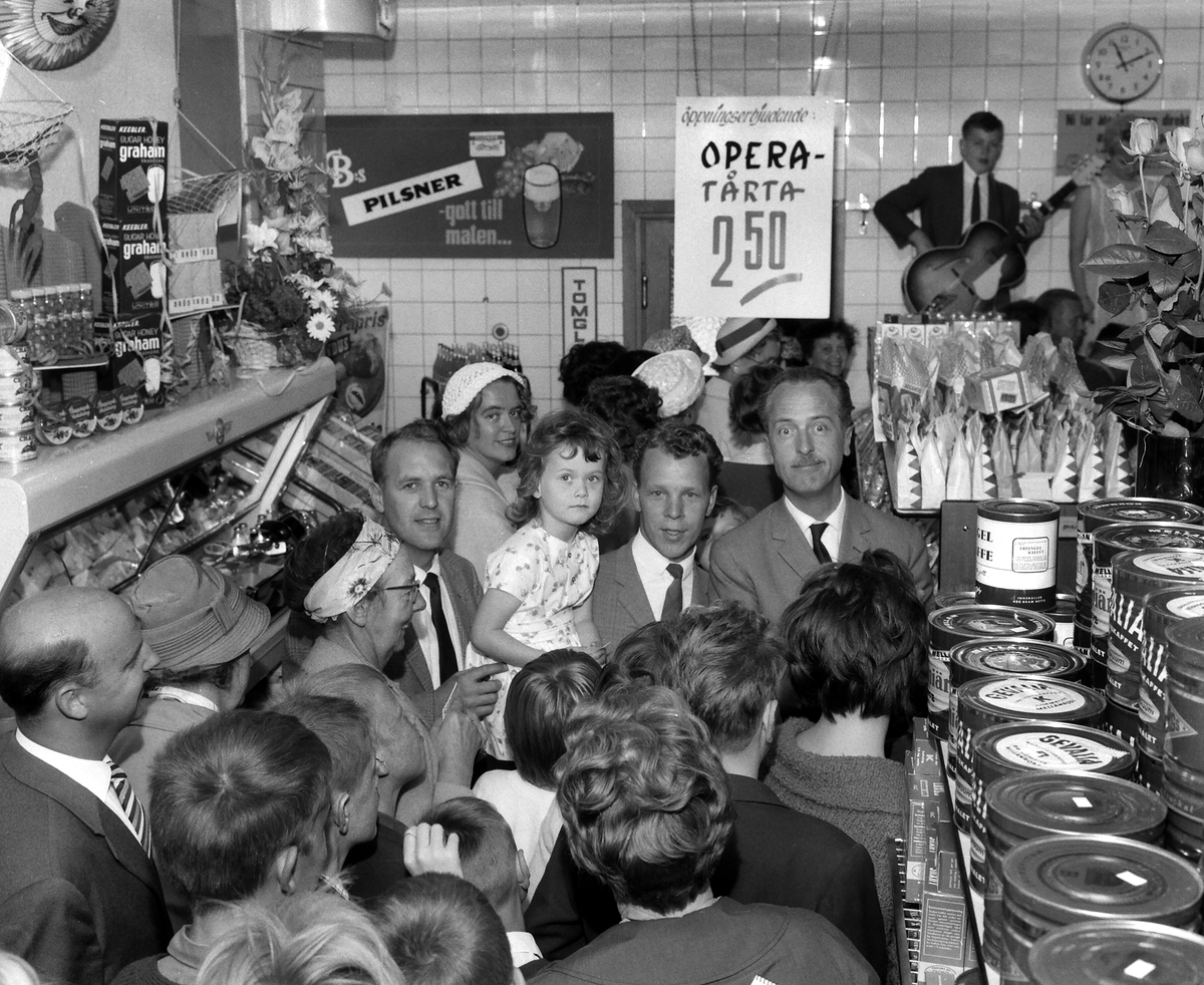 Festlig invigning av snabbköpet Hans Livs vid Djurgårdsgatan i Linköping. Året var 1962.