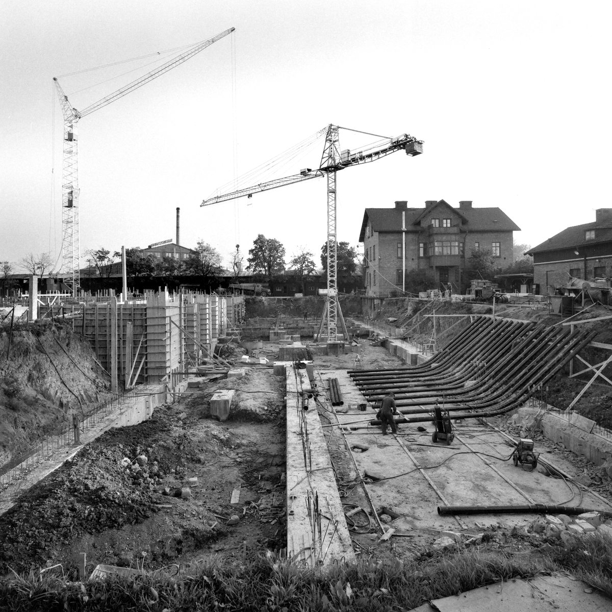 Byggarbetsplatsen vid nya Fjärrvärmeverket i Linköping. Foto 1962.