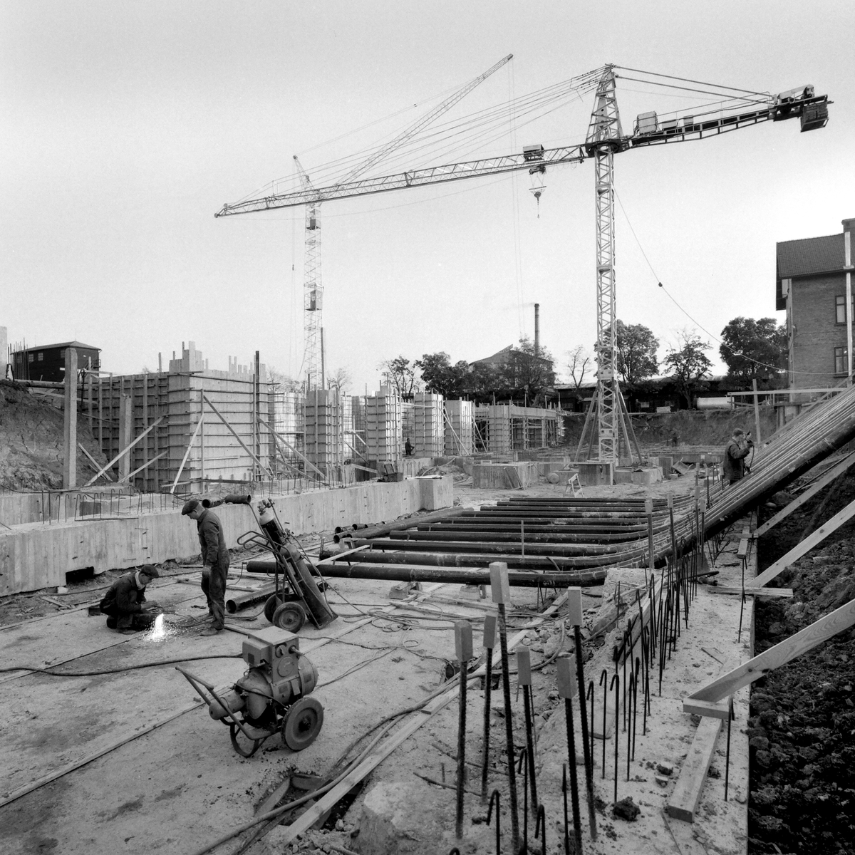 Byggarbetsplatsen vid nya Fjärrvärmeverket i Linköping. Foto 1962.