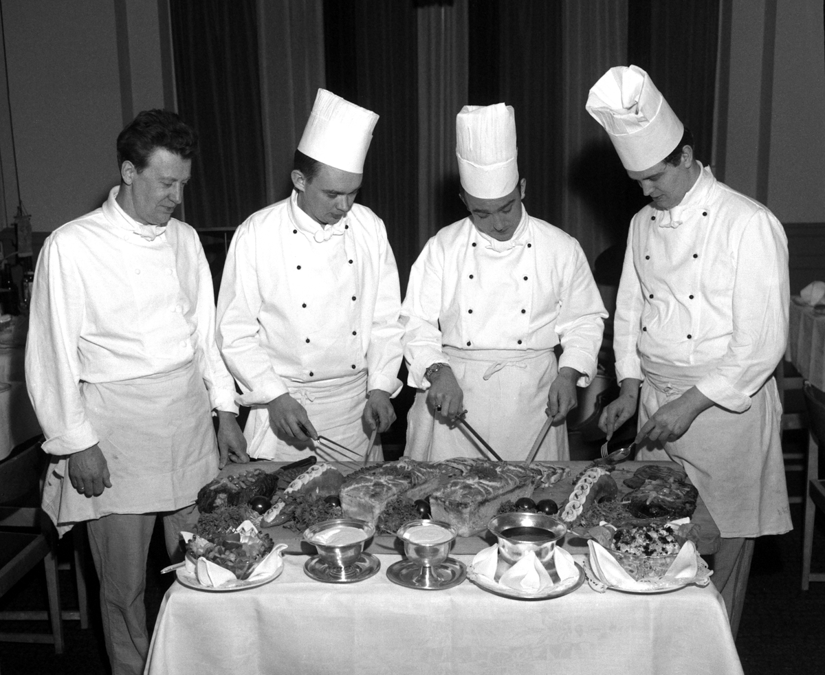 Kockarna på Frimurarehotellet i Linköping dukar upp smörgåsbord.