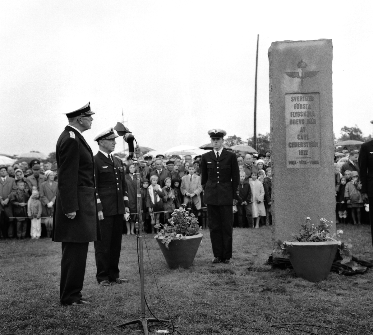 Till minne av den första militära flygningen i landet 1912, firades 50 år i luften med Flygets dag på Malmen 1962.