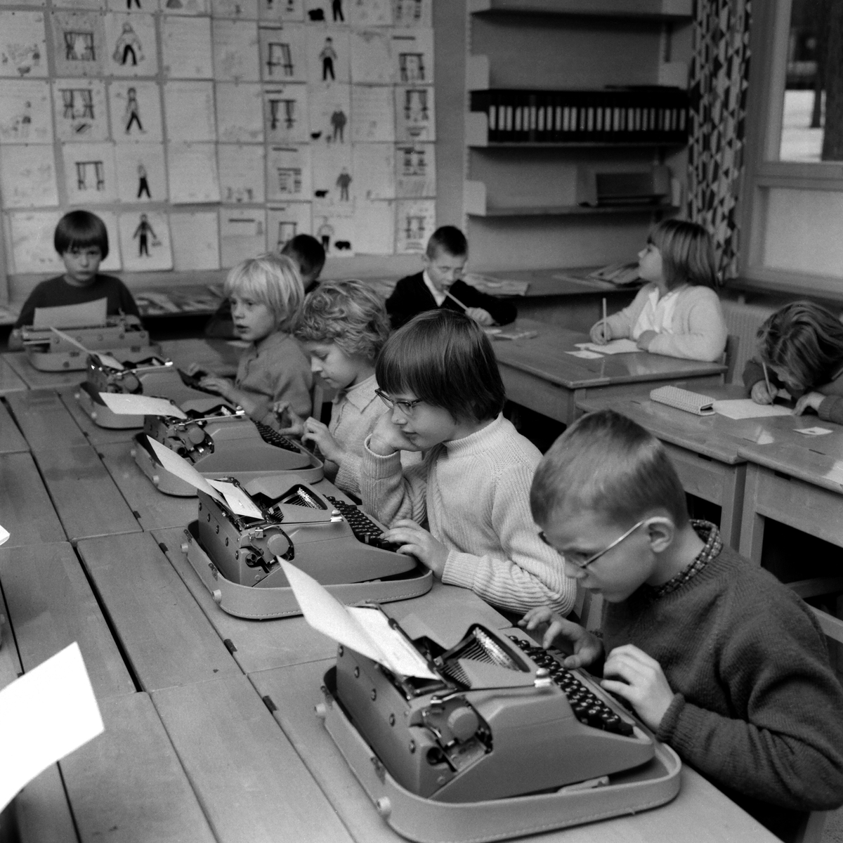 Förstaklassare övar maskinskrivning i någon av Linköpings skolor. Foto 1962.