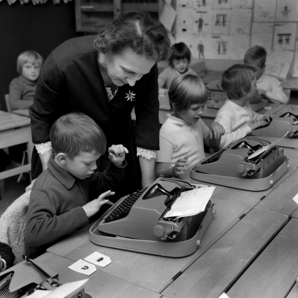 Förstaklassare övar maskinskrivning i någon av Linköpings skolor. Foto 1962.