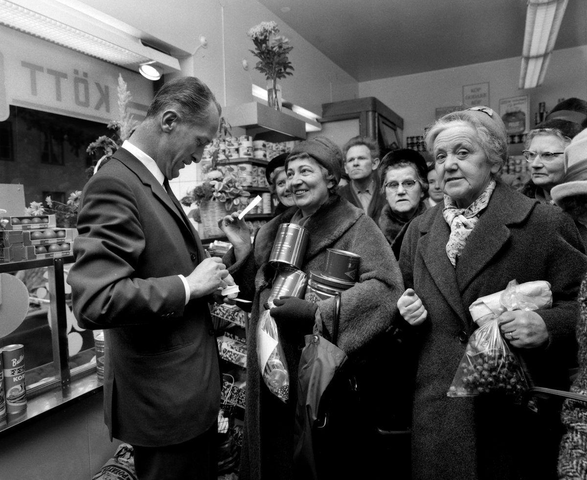 Östgöta Livsmedel (Ö-Livs) öppnar ny butik i Tannefors vintern 1962.