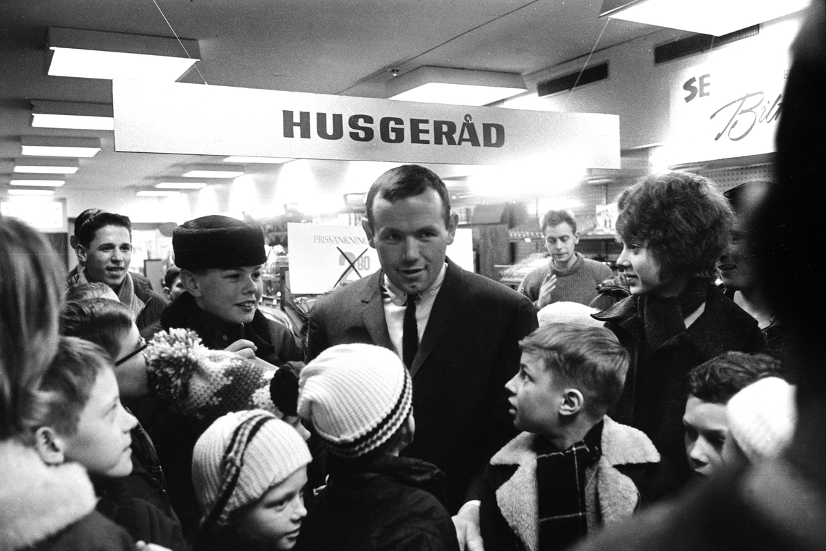 Omåttligt folkkära Ingemar Ingo Johansson besökte varuhuset Tre Rosor i Linköping en vårvinterdag 1963. Som synes avlöpte visiten inte obemärkt.
