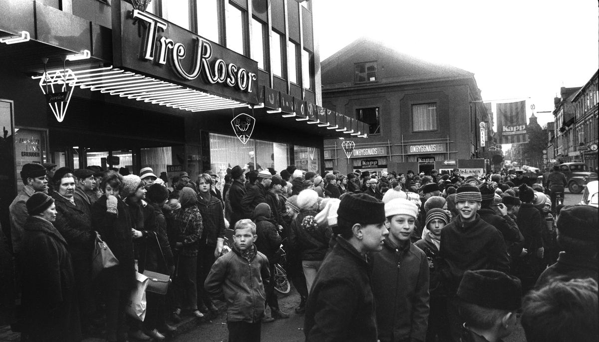 Omåttligt folkkära Ingemar Ingo Johansson besökte varuhuset Tre Rosor i Linköping en vårvinterdag 1963. Som synes avlöpte visiten inte obemärkt.