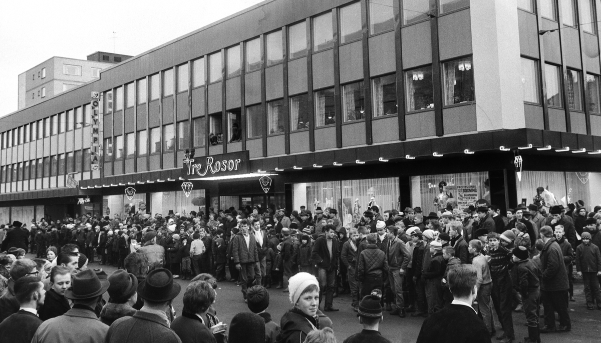 Omåttligt folkkära Ingemar Ingo Johansson besökte varuhuset Tre Rosor i Linköping en vårvinterdag 1963. Som synes avlöpte visiten inte obemärkt.