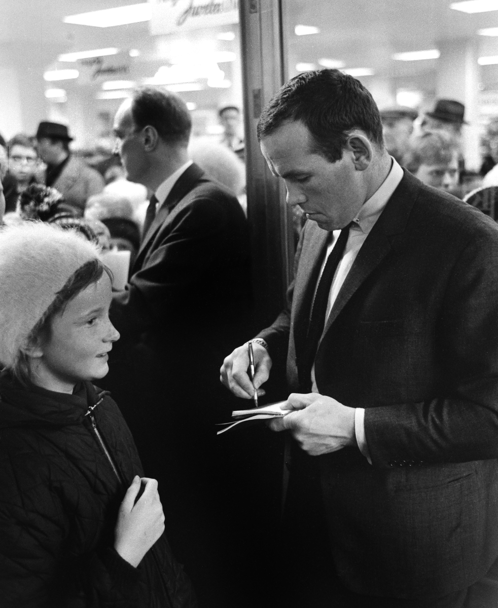 Omåttligt folkkära Ingemar Ingo Johansson besökte varuhuset Tre Rosor i Linköping en vårvinterdag 1963. Som synes avlöpte visiten inte obemärkt.