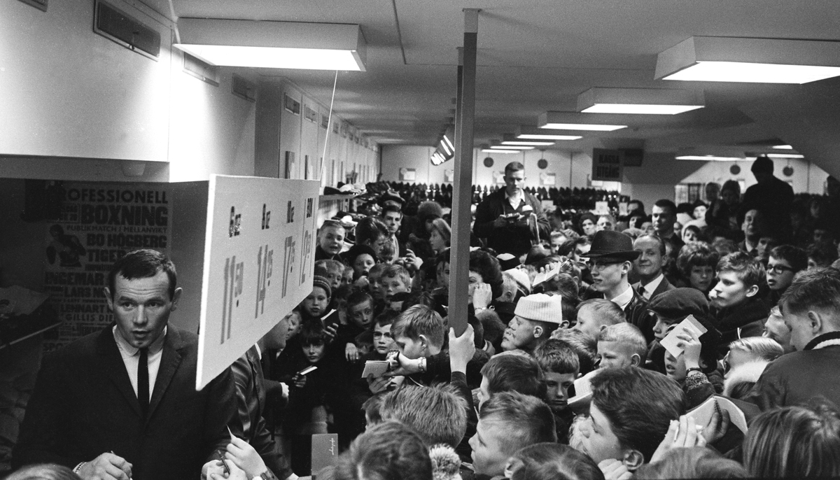 Omåttligt folkkära Ingemar Ingo Johansson besökte varuhuset Tre Rosor i Linköping en vårvinterdag 1963. Som synes avlöpte visiten inte obemärkt.