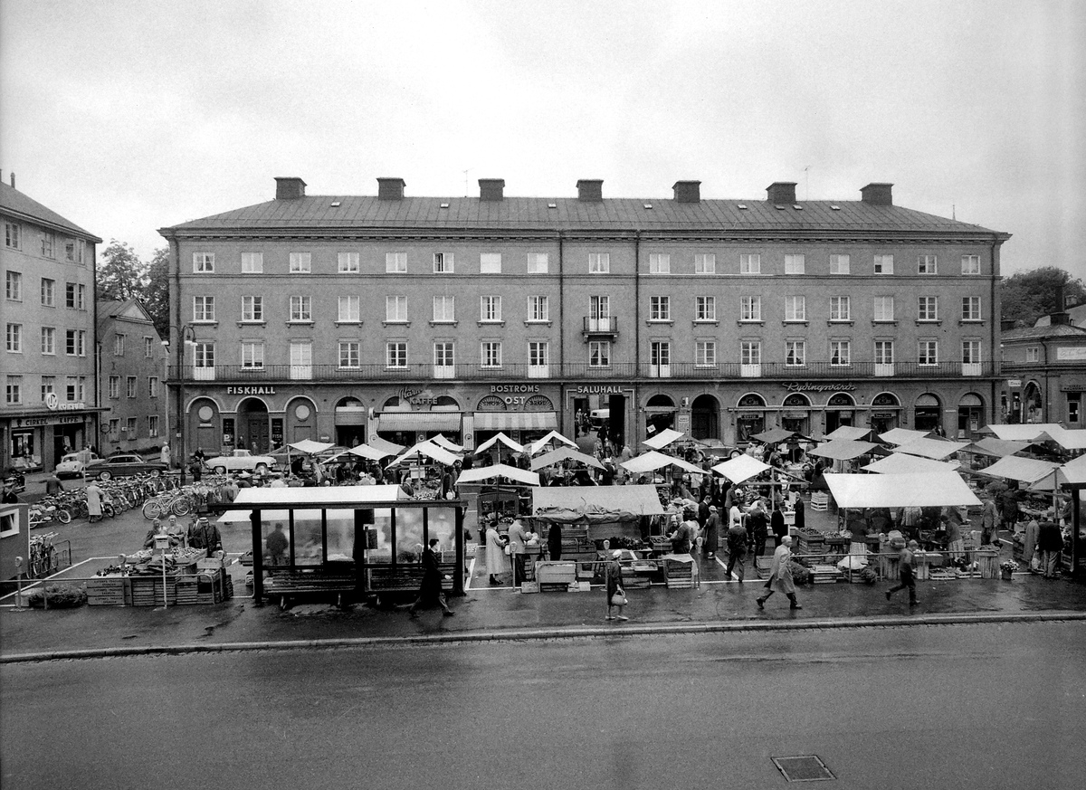 Bildreportage av torghandeln på Trädgårdstorget i Linköping. Foto 1963.