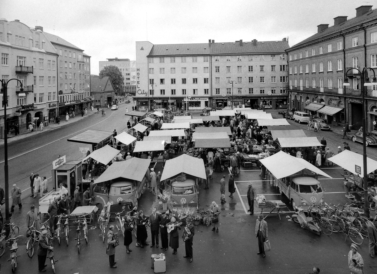 Bildreportage av torghandeln på Trädgårdstorget i Linköping. Foto 1963.