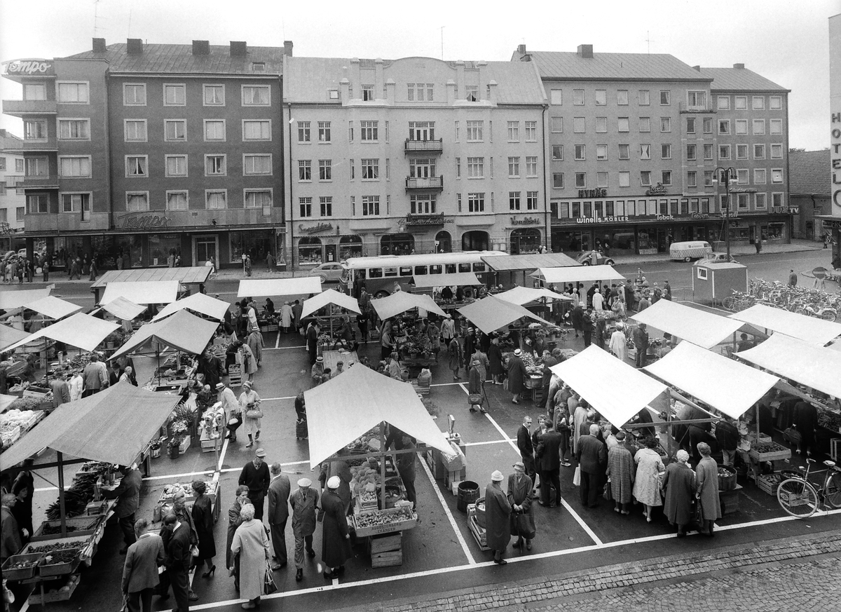 Bildreportage av torghandeln på Trädgårdstorget i Linköping. Foto 1963.