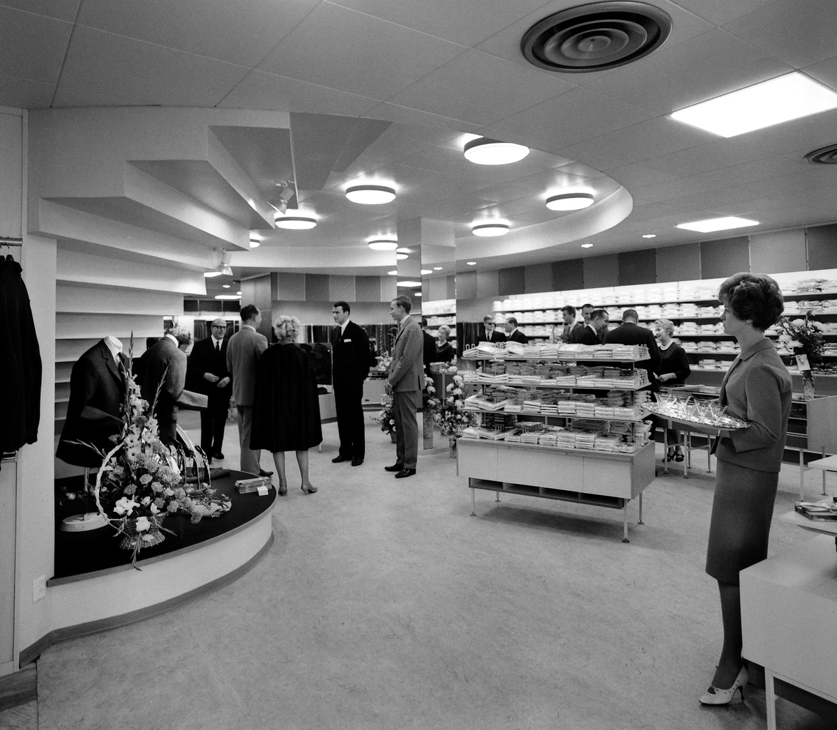 Hedbergs herrkonfektion inviger sin nya butik i Linköping 1963. Butikens läge i staden har inte klargjorts.