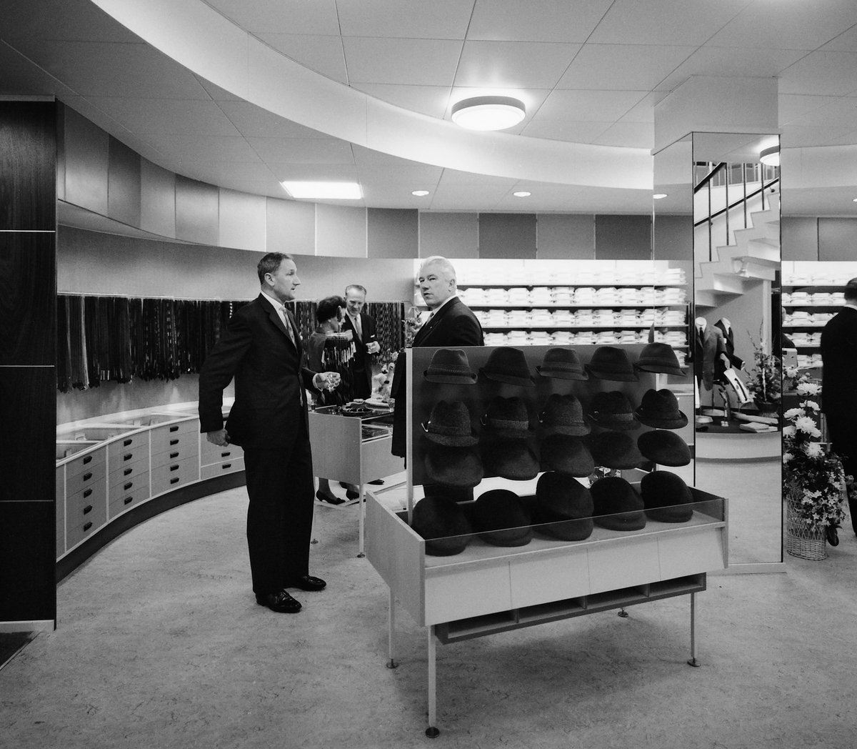 Hedbergs herrkonfektion inviger sin nya butik i Linköping 1963. Butikens läge i staden har inte klargjorts.