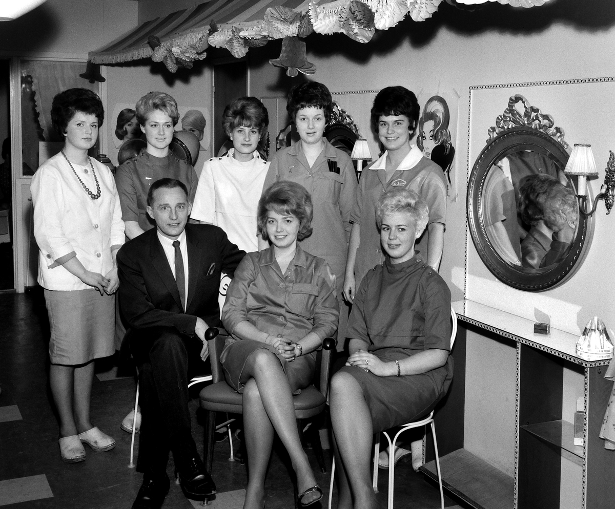 Personalen vid Salong de Paris i Linköping samlade för fotografering. Året är 1963 och ännu gällde som synes voluminösa frisyrer. Vi har inför publiceringen inte lyckats klarlägga var i staden salongen låg.