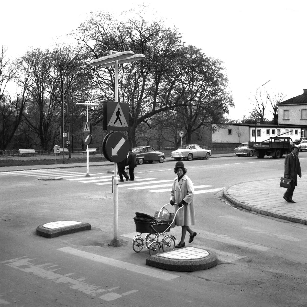 Ett vardagligt ögonblick i Linköping 1964. Bildens syfte var annars att visa på de vid tiden uppsatta skydden för stadens gångtrafikanter genom korningen Hamngatan-Storgatan.