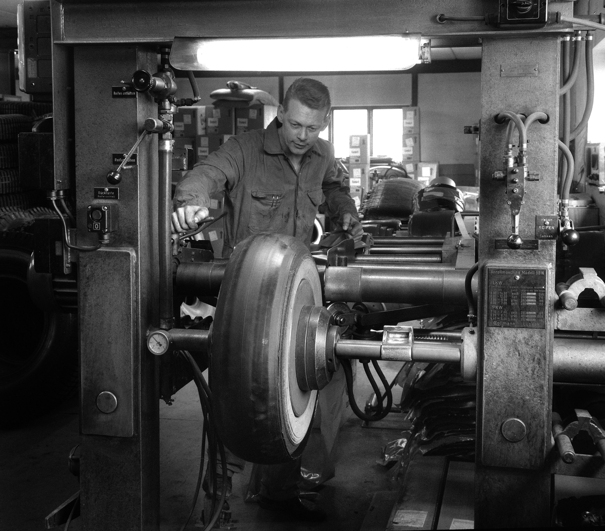 Preparering för ny slitbana. Ögonblick från Regumeringsfabriken i Linköping. Året är 1964. 
Företagets adress har inte klargjorts inom ramen för denna presentation.