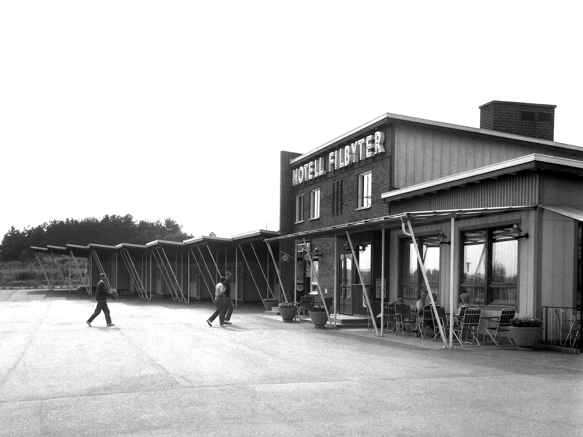 Motell Filbyter i Tallboda strax öster om centrala Linköping. Under 1950- och 1960-talen uppstod dessa bilismens miljöer utmed landets större vägstråk. Inspirationen kom från USA och hade där som här sin grund i beslut att sträva mot ett rikstäckande motorvägssystem. Anläggningen i Tallboda utmed Riksettan invigdes 1959 . Vid bildseriens tillkomst 1964 hade riksvägen i linje med ovan fått sitt nya vägnummer E4.