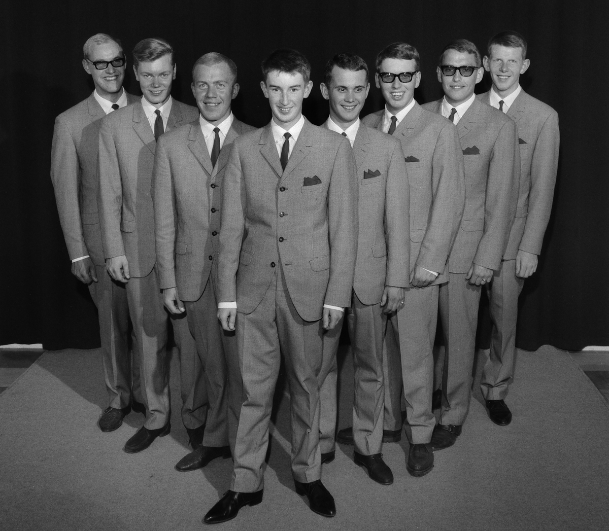 Populära Bergstens orkester i Linköpingsfotografen Arne Gustafssons ateljé. Vid kapellmästare Stig Bergstens sida kan vi namnge Roger Wiberg, Bo Örtenvik, Lars Lindh och Owe Köhler samt längst till höger Håkan Kastbom.