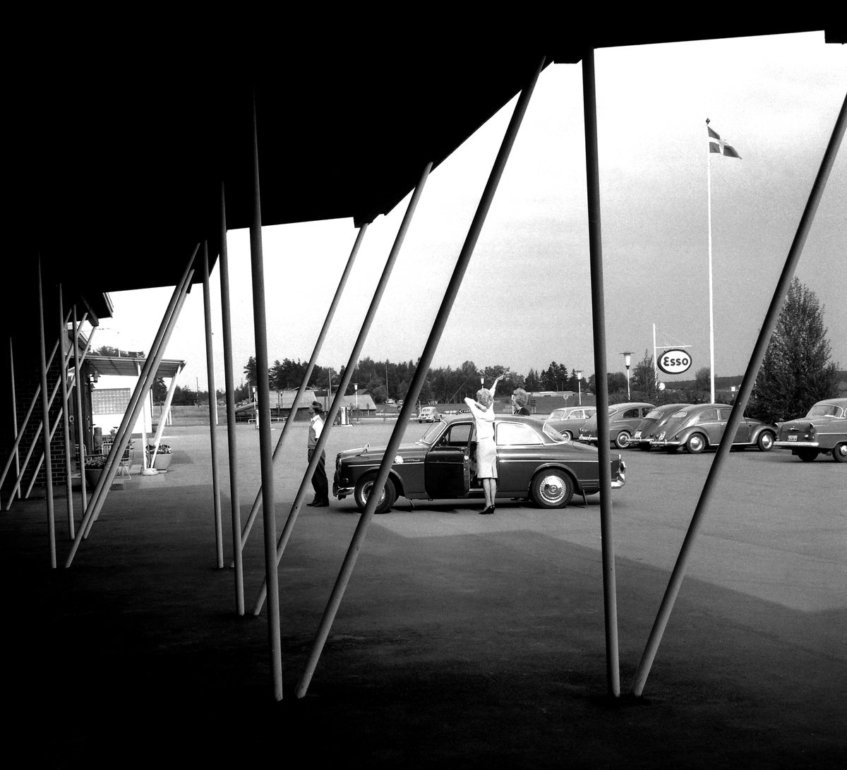 Motell Filbyter i Tallboda strax öster om centrala Linköping. Under 1950- och 1960-talen uppstod dessa bilismens miljöer utmed landets större vägstråk. Inspirationen kom från USA och hade där som här sin grund i beslut att sträva mot ett rikstäckande motorvägssystem. Anläggningen i Tallboda utmed Riksettan invigdes 1959 . Vid bildseriens tillkomst 1964 hade riksvägen i linje med ovan fått sitt nya vägnummer E4.