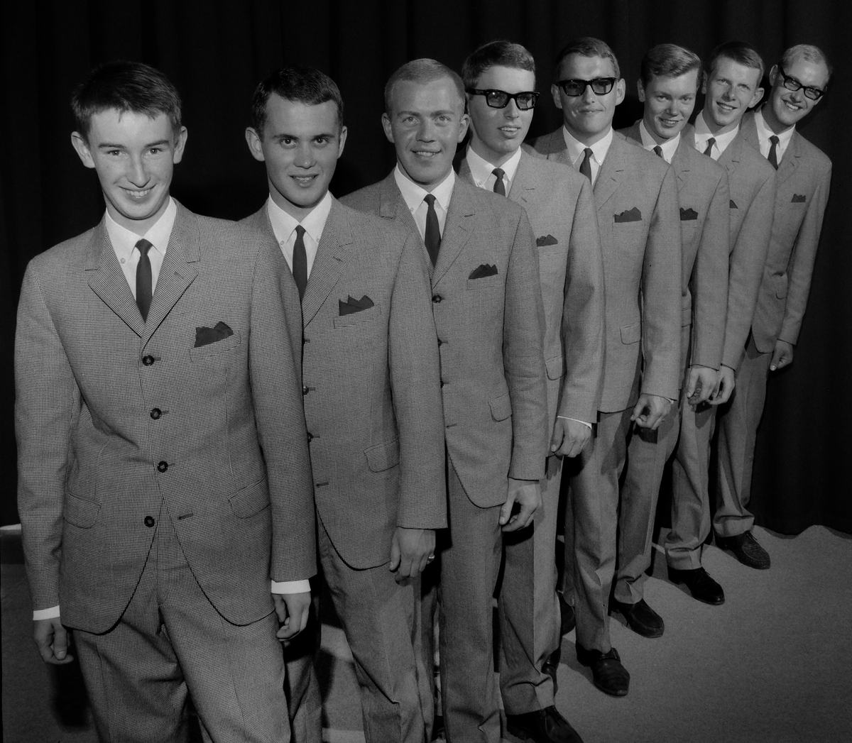Populära Bergstens orkester i Linköpingsfotografen Arne Gustafssons ateljé. Vid kapellmästare Stig Bergstens sida kan vi namnge Roger Wiberg, Bo Örtenvik, Lars Lindh och Owe Köhler samt längst till höger Håkan Kastbom.