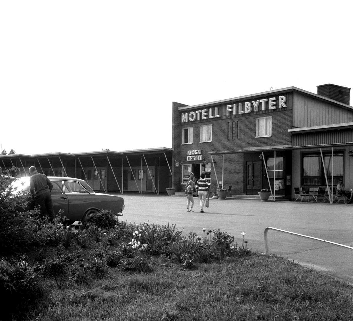 Motell Filbyter i Tallboda strax öster om centrala Linköping. Under 1950- och 1960-talen uppstod dessa bilismens miljöer utmed landets större vägstråk. Inspirationen kom från USA och hade där som här sin grund i beslut att sträva mot ett rikstäckande motorvägssystem. Anläggningen i Tallboda utmed Riksettan invigdes 1959 . Vid bildseriens tillkomst 1964 hade riksvägen i linje med ovan fått sitt nya vägnummer E4.
