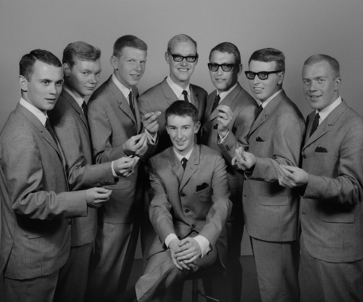 Populära Bergstens orkester i Linköpingsfotografen Arne Gustafssons ateljé. Vid kapellmästare Stig Bergstens sida kan vi namnge Roger Wiberg, Bo Örtenvik, Lars Lindh och Owe Köhler samt längst till höger Håkan Kastbom.