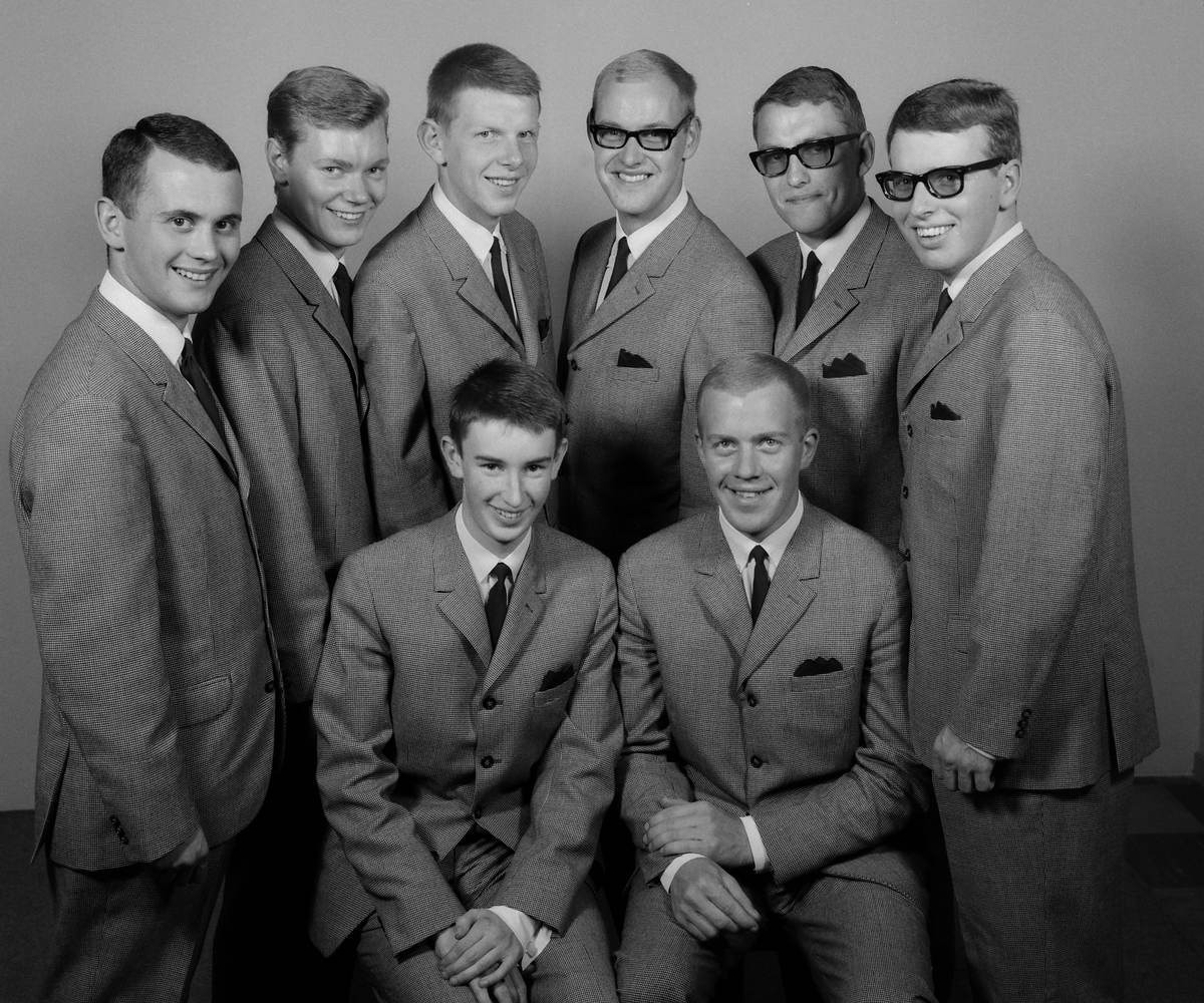 Populära Bergstens orkester i Linköpingsfotografen Arne Gustafssons ateljé. Vid kapellmästare Stig Bergstens sida kan vi namnge Roger Wiberg, Bo Örtenvik, Lars Lindh och Owe Köhler samt längst till höger Håkan Kastbom.