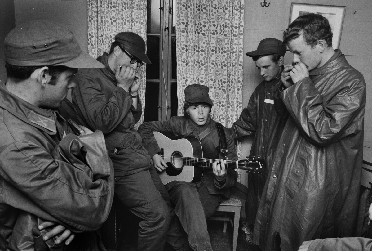 I sin lucka på  I 4 stämmer Hootenanny Singers-medlemmarna Björn Ulvaeus, Johan Karlberg och Tonny Roth upp. Minikonsert under deras militärtjänstgöring i Linköping 1966.