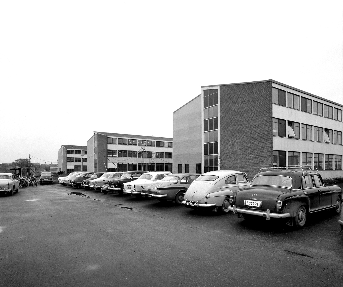 Ljungstedtska tekniska yrkesskola i Linköping tillkom under åren 1960-62. Ännu fotoåret 1964 återstod till synes somligt att komplettera.