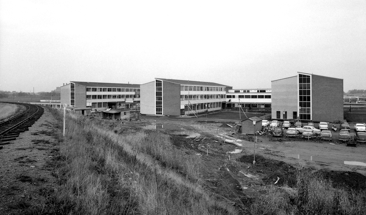 Ljungstedtska tekniska yrkesskola i Linköping tillkom under åren 1960-62. Ännu fotoåret 1964 återstod till synes somligt att komplettera.