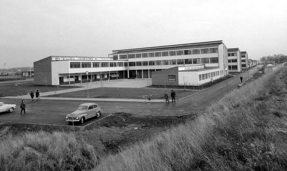 Ljungstedtska tekniska yrkesskola i Linköping tillkom under åren 1960-62. Ännu fotoåret 1964 återstod till synes somligt att komplettera.