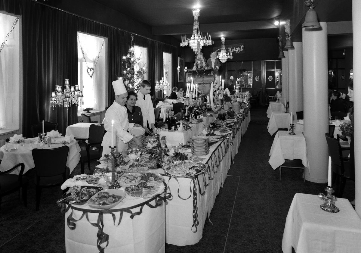 Julbordet dukas upp i Stora hotellet 1964.