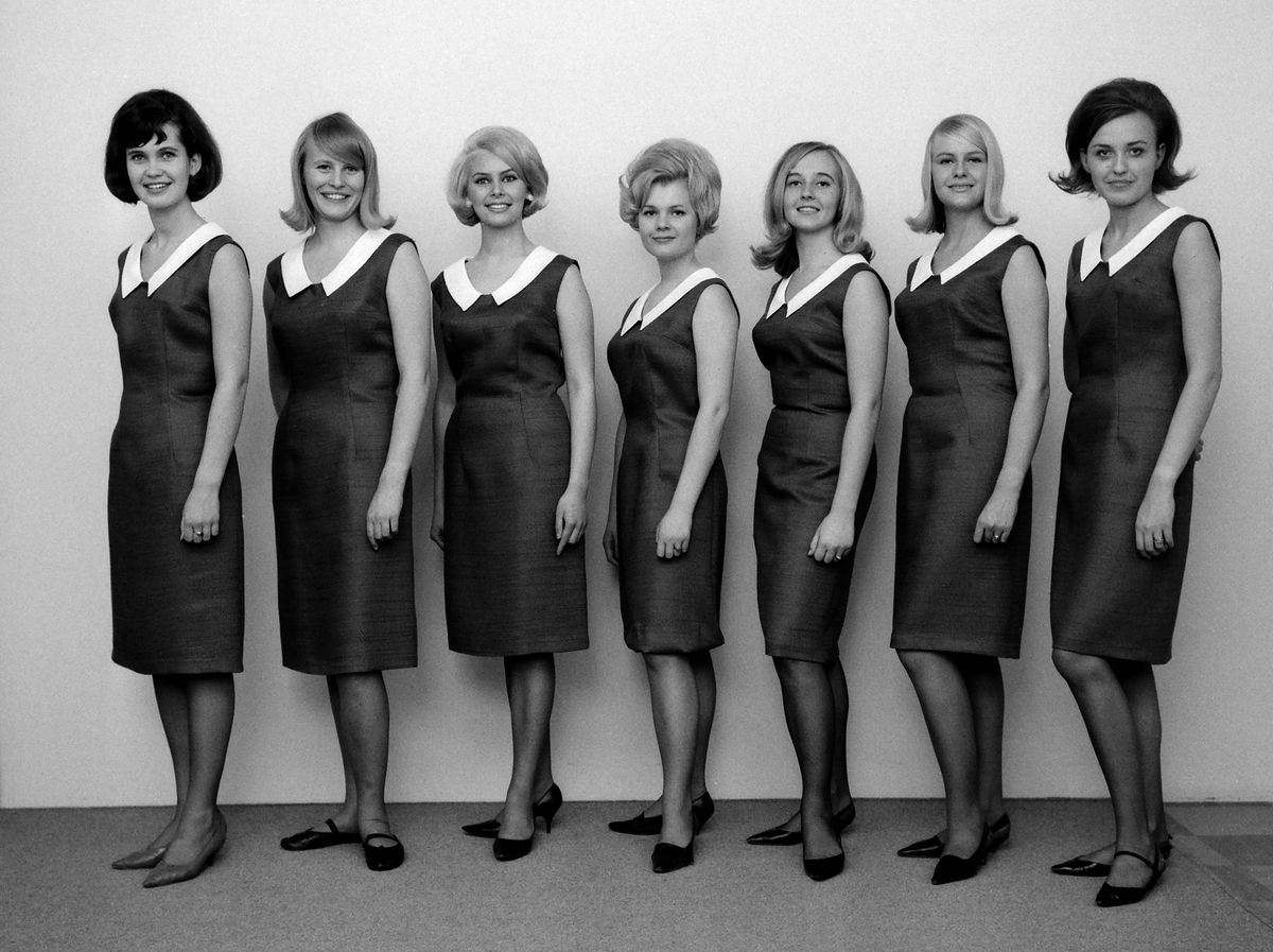 Linköpingsfotografen Arne Gustafsson omgiven av stadens luciakandidater 1964.